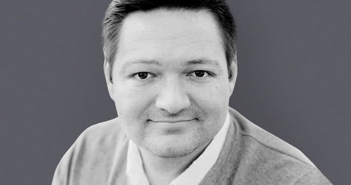 Saša Zdjelar headshot in black and grey