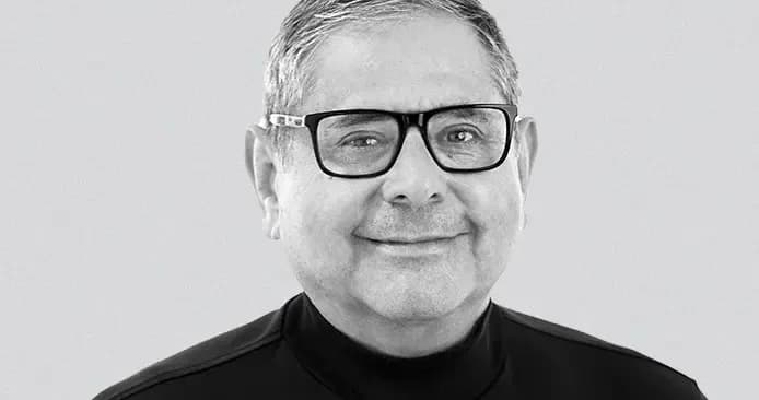 Alberto Yépez headshot in black and grey